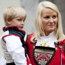 Ruvdnaprinseassa Mette-Marit ja Prinsa Sverre Magnus olggobealde Skagum (Govva: Sara Johannessen / Scanpix)